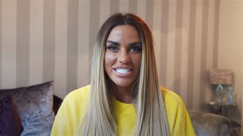 Katie Price shows off real teeth after getting veneers。